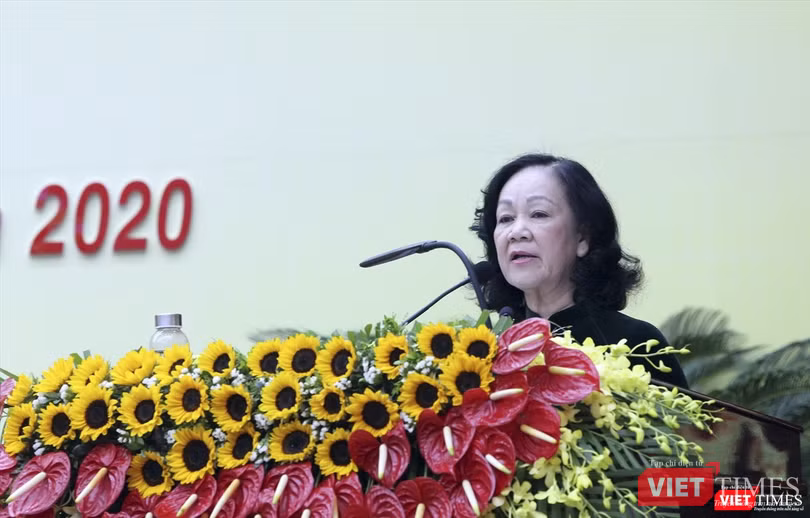 Bà Trương Thị Mai - Ủy viên Bộ Chính trị, Bí thư Trung ương Đảng, Trưởng Ban Dân vận Trung ương - phát biểu chỉ đạo đại hội Bà Trương Thị Mai - Ủy viên Bộ Chính trị, Bí thư Trung ương Đảng, Trưởng Ban Dân vận Trung ương - phát biểu chỉ đạo đại hội
