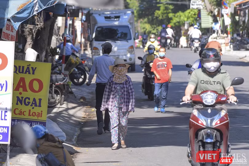 Phía đường Nguyễn Huy Hiệu, sinh hoạt của người dân vẫn diễn ra bình thường Phía đường Nguyễn Huy Hiệu, sinh hoạt của người dân vẫn diễn ra bình thường