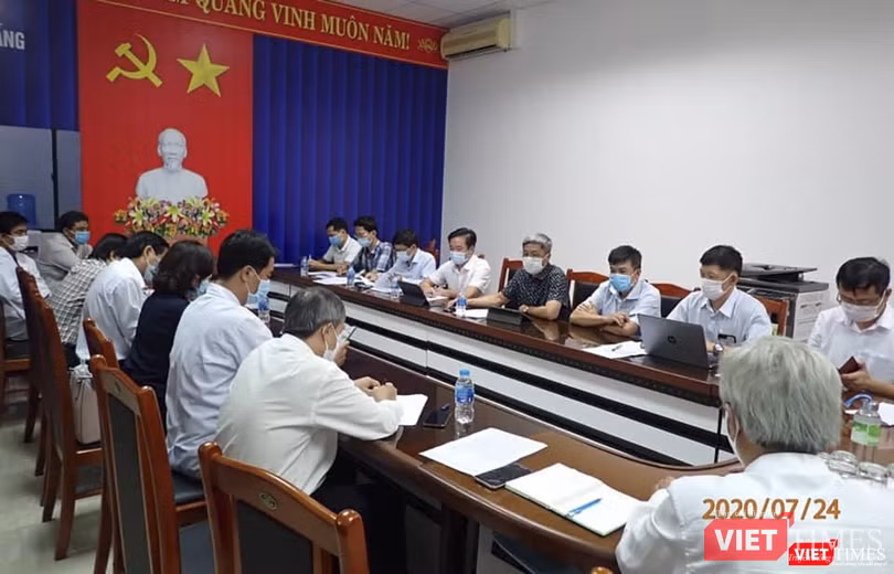 Thứ trưởng Bộ Y tế Nguyễn Trường Sơn và đoàn công tác làm việc với ngành y tế Đà Nẵng về ca dương tính với SARV-CoV-2 mới