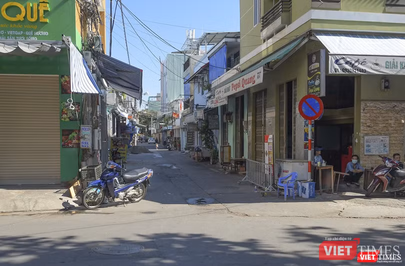 Đến sáng 29/7, rào chắn được tháo dỡ, nhưng vẫn vắng vẻ Đến sáng 29/7, rào chắn được tháo dỡ, nhưng vẫn vắng vẻ