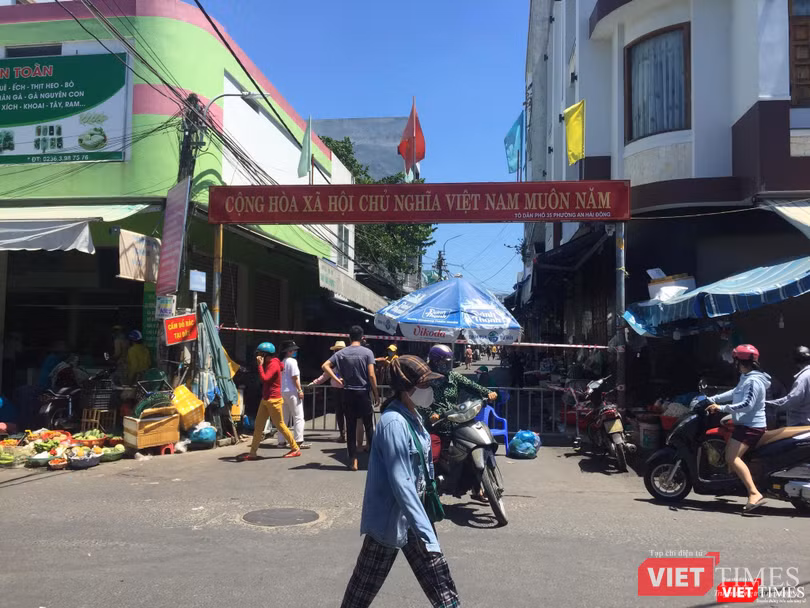 Đường dẫn vào chợ An Hải Đông bị phong tỏa trong chiều 28/7 Đường dẫn vào chợ An Hải Đông bị phong tỏa trong chiều 28/7