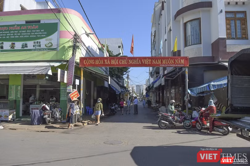 Dường dẫn vào chợ đã bắt đầu có người đi lại Dường dẫn vào chợ đã bắt đầu có người đi lại
