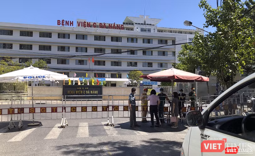 Chốt kiểm soát trước cổng Bệnh viện C Chốt kiểm soát trước cổng Bệnh viện C