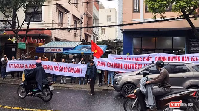 Trước đó, hàng trăm người mua đã tập trung trước trụ sở Công ty TNHH sản xuất và Thương mại Bách Đạt tại Trước đó, hàng trăm người mua đã tập trung trước trụ sở Công ty TNHH sản xuất và Thương mại Bách Đạt tại