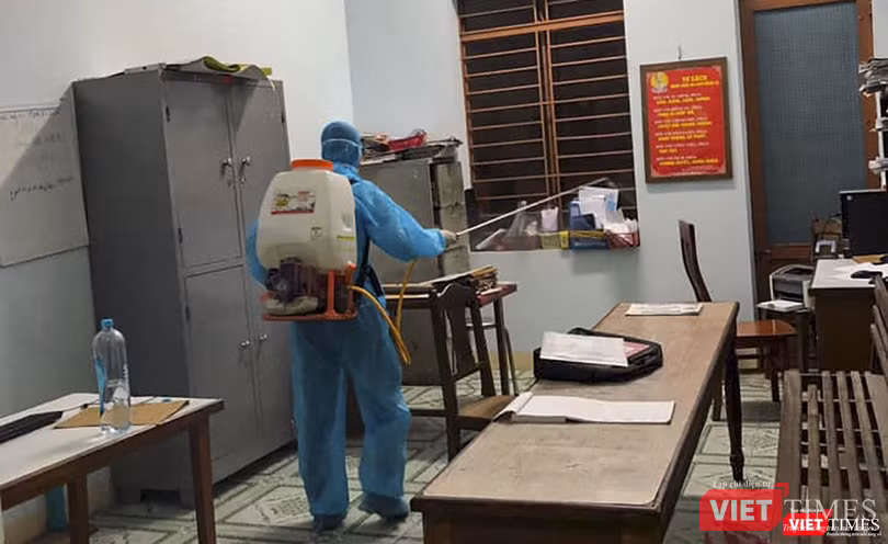 Lực lượng phòng chônhs dịch phun thuốc khử trùng đối với trụ sở Công an phường Nại Hiên Đông (quận Sơn Trà, TP Đà Nẵng) (Ảnh Hưng Lợi) Lực lượng phòng chônhs dịch phun thuốc khử trùng đối với trụ sở Công an phường Nại Hiên Đông (quận Sơn Trà, TP Đà Nẵng) (Ảnh Hưng Lợi)