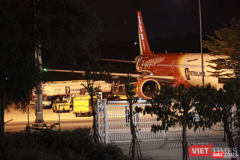 Đúng 23h55, chuyến bay cất cánh, đưa đoàn du khách Hàn Quốc trở về nước sau hơn 24 giờ đồng hồ cách ly tại Bệnh viện Phổi Đà Nẵng. Đúng 23h55, chuyến bay cất cánh, đưa đoàn du khách Hàn Quốc trở về nước sau hơn 24 giờ đồng hồ cách ly tại Bệnh viện Phổi Đà Nẵng.