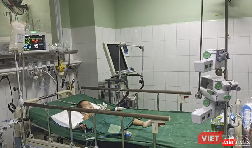 Sau 2 ngày phẫu thuật, bệnh nhi được chuyển đến Khoa hồi sức sau mỗ với tình trạng sức khỏe tốt, huyết động ổn định và ăn được sữa bằng đường miệng Sau 2 ngày phẫu thuật, bệnh nhi được chuyển đến Khoa hồi sức sau mỗ với tình trạng sức khỏe tốt, huyết động ổn định và ăn được sữa bằng đường miệng
