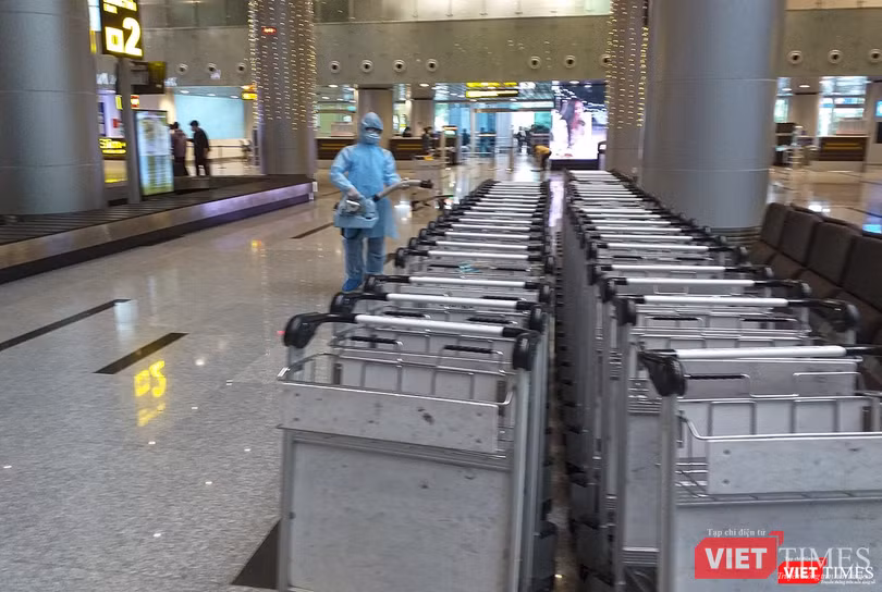 Sau mỗi trường hợp phát hiện nghi nhiễm, toàn bộ khu vực được khử trùng nghiêm ngặt