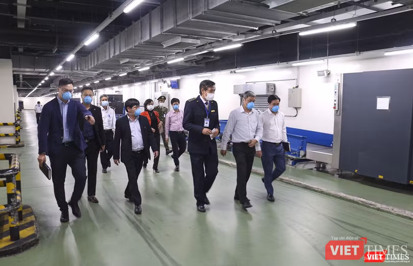 Thứ trưởng Bộ Y tế Nguyễn Trường Sơn trong một chuyến kiểm tra công tác phòng chống dịch tại sân bay quốc tế Đà Nẵng đã đánh giá cao công tác phòng chống dịch của TP Đà Nẵng