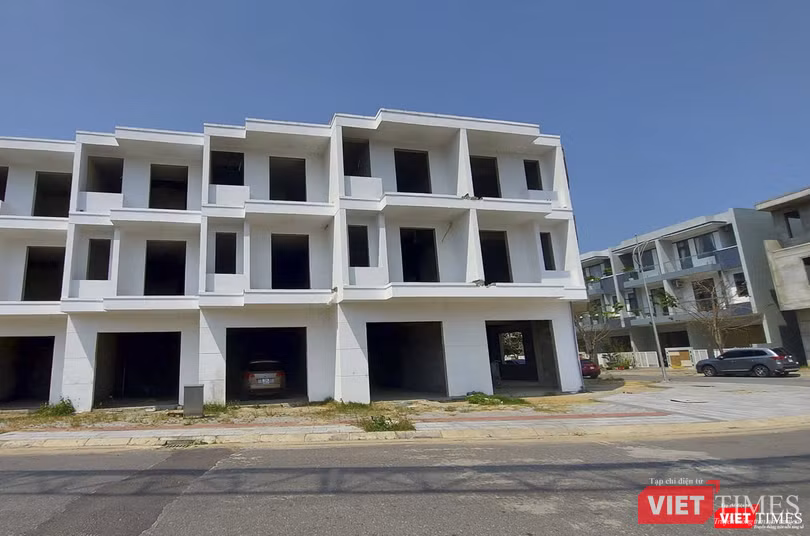 Đô thị xen lẫn những khu nhà đã có người ở và dở dang Đô thị xen lẫn những khu nhà đã có người ở và dở dang