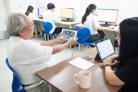 Những bức ảnh được ông Nguyễn Trọng Thanh mang đến tổng đài cùng những ký ức về đồng đội năm xưa.