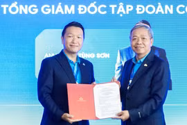 Chủ tịch CMC trao quyết định bổ nhiệm Tổng giám đốc Tập đoàn cho ông Đặng Tùng Sơn.
