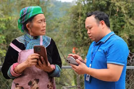 Người dân vùng đồng bào dân tộc thiểu số tiếp cận các nền tảng số thông qua điện thoại thông minh, góp phần thu hẹp khoảng cách số.