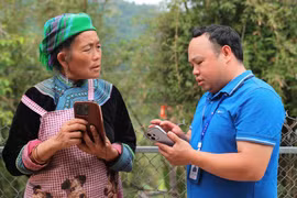 Nhà mạng đến từng thôn bản phục vụ người dùng xác thực thông tin thuê bao.