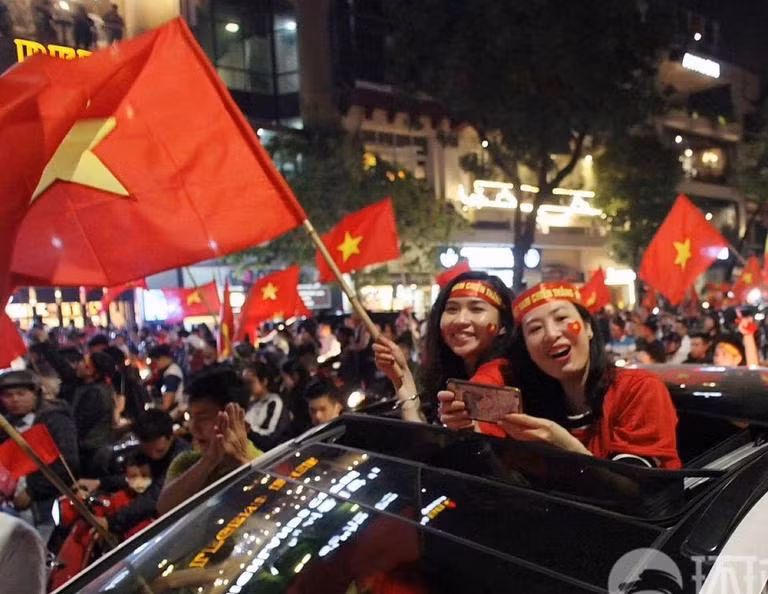Người hâm mộ bóng đá Việt Nam. Ảnh: Huanqiu.