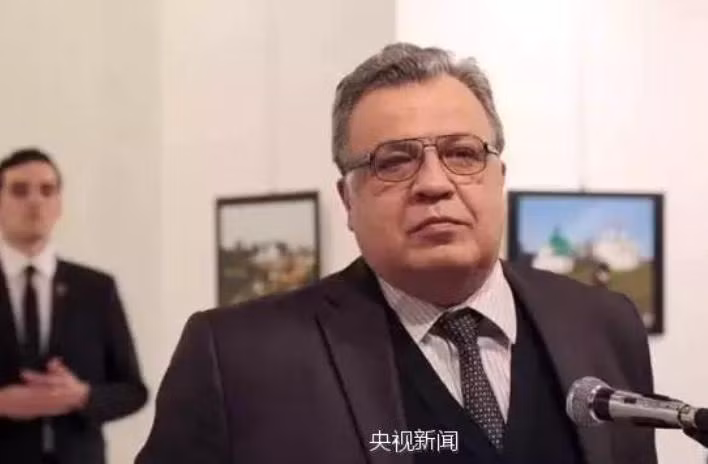 Hung thủ đứng sau lưng Đại sứ Nga tại Thổ Nhĩ Kỳ Andrey G. Karlov. Ảnh: CCTV