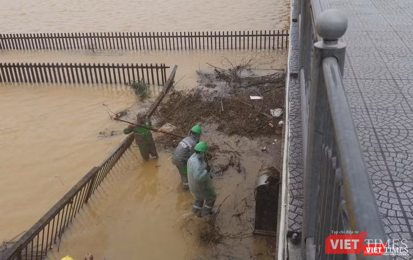 Một đoạn lan can bị nước lỹ xô ngã