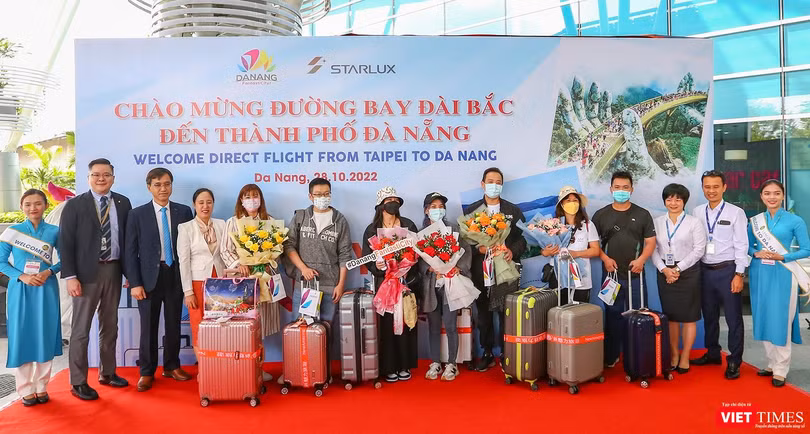 Đại diệnSở Du lịch, Trung tâm Xúc tiến Du lịch, Cảng hàng không Quốc tế Đà Nẵng, Công ty CP Đầu tư và Khai thác Nhà ga quốc tế và Hãng hàng không Starlux tại lễ đón chuyến bay Đài Bắc-Đà Nẵng