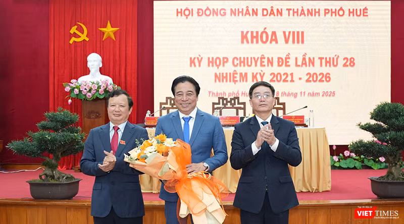 Ông Nguyễn Khắc Toàn (đứng giữa) được bầu giữ chức Chủ tịch Chủ tịch UBND thành phố.