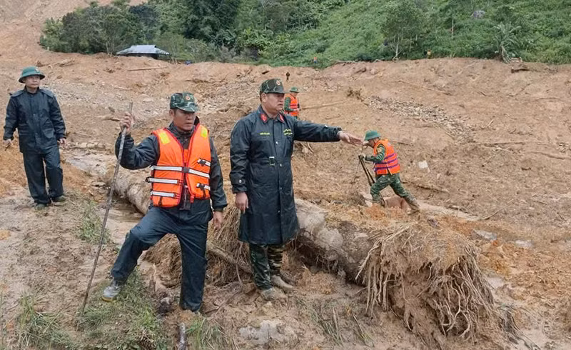 Lực lượng cứu nạn phát hiện thi thể nổi trên bề mặt đất đá, do mưa lớn kéo dài cuốn trôi đất đá, bùn đất. Ảnh Khải Đăng.