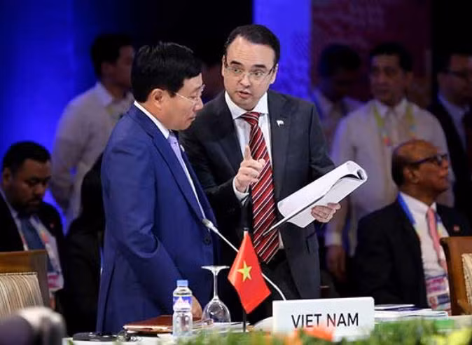 Phó Thủ tướng kiêm Bộ trưởng Ngoại giao Việt Nam Phạm Bình Minh và Ngoại trưởng Philippines Alan Peter Cayetano. Ảnh: Philstar.