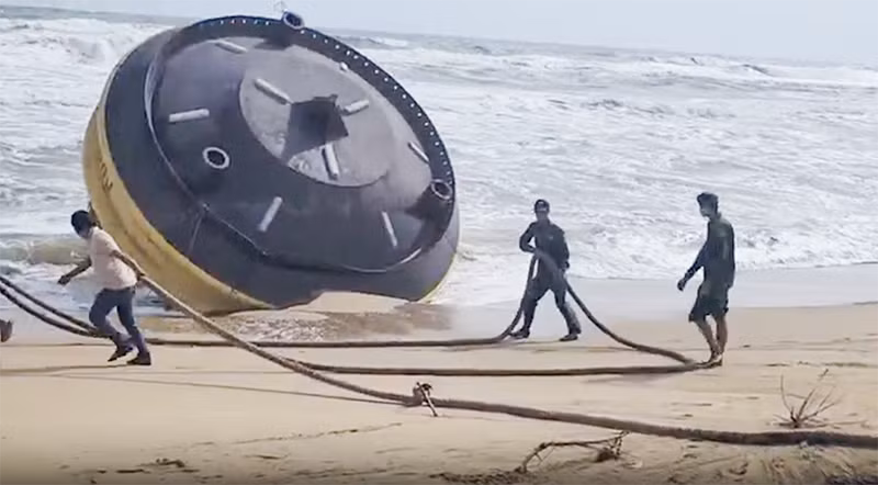 Vật thể lạ trôi dạt vào bờ biển Quảng Ngãi có thể là phao biển viễn thám