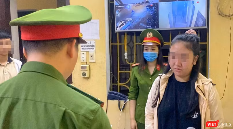 Công an TP Đà Nẵng tống đạt quyết định, thực hiện lệnh bắt giữ đối với Trần Thị H.A. tại Nam Định vào tối ngày 30/10