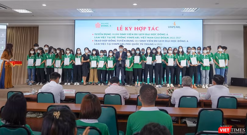 Đại diện Vinpearl đã tiến hành trao hợp đồng tuyển dụng cho sinh viên ngành Du lịch của Đại học Đông Á vào làm việc chính thức tại Vinpearl Phú Quốc. 