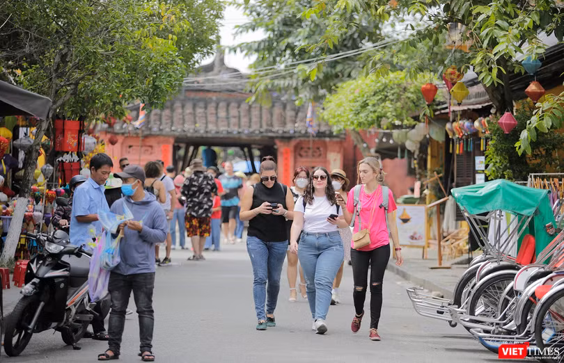 Du khách nước ngoài đến tham quan phố cổ Hội An