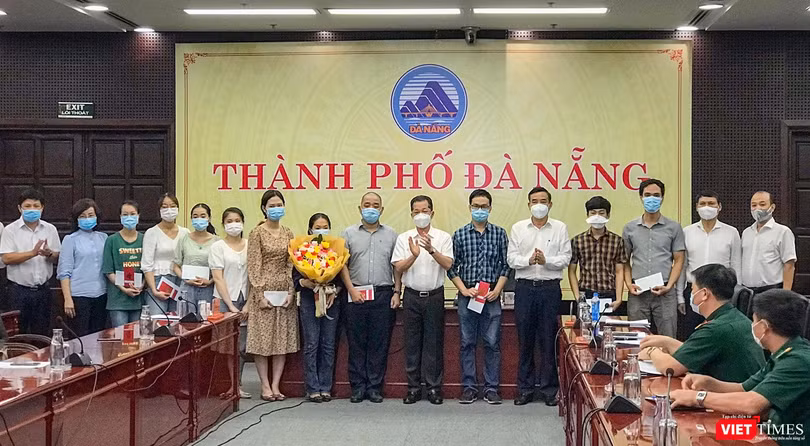 Quang cảnh buổi tiễn đoàn y bác sĩ ngành y tế Đà Nẵng lên đường hỗ trỡ các tỉnh bạn chống dịch