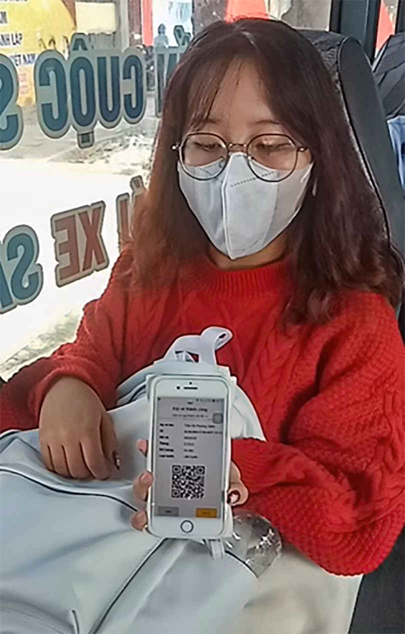 Hành khách xuất trình vé điện tử cho nhân viên khi đi xe buýt