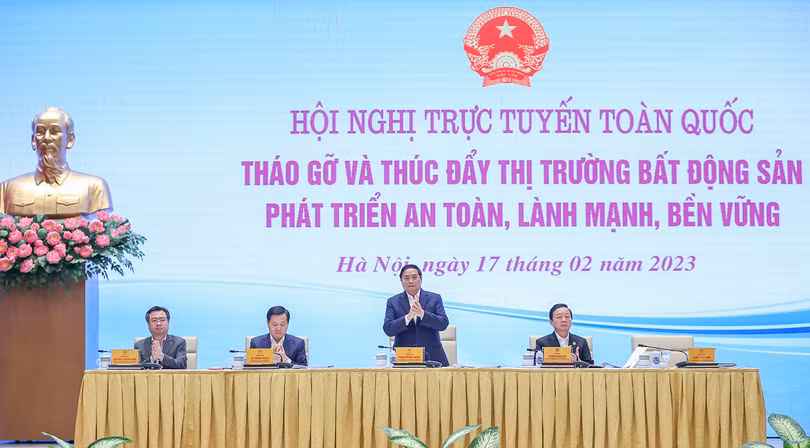 Thủ tướng Phạm Minh Chính chủ trì Hội nghị trực tuyến toàn quốc "tháo gỡ khó và thúc đẩy thị trường bất động sản phát triển an toàn, lành mạnh, bền vững" diễn ra sáng ngày 17/2 (Ảnh VGP/Nhật Bắc)