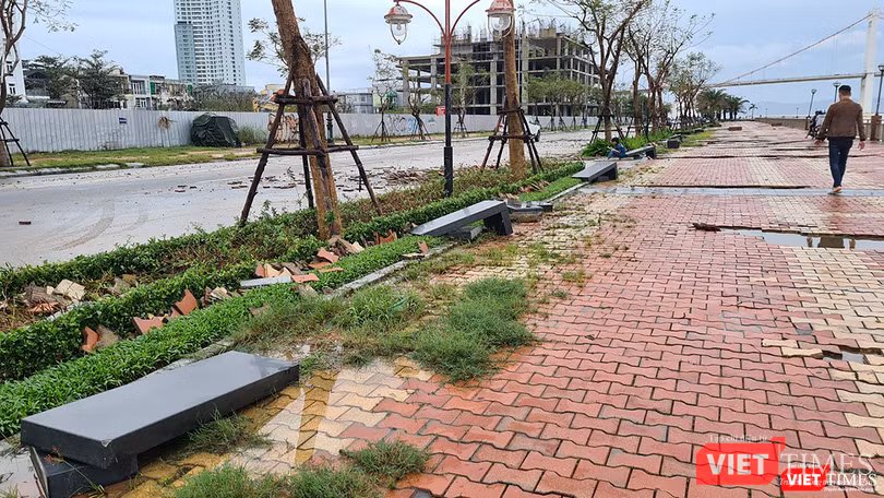 Ghế đá bị sóng đánh hư hỏng