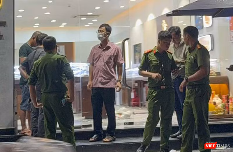 Lực lượng công an khám nghiệm hiện trường để truy tìm hung thủ