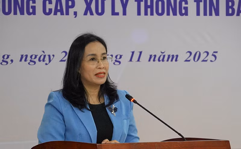Bà Nguyễn Thị Anh Thi, Phó Chủ tịch UBND TP Đà Nẵng phát biểu tại hội nghị tập huấn “Truyền thông chính sách và kỹ năng phát ngôn, cung cấp, xử lý thông tin cho báo chí năm 2025" do Sở VH-TT&DL TP Đà Nẵng tổ chức diễn ra sáng 27/11. Ảnh Mai Chi.