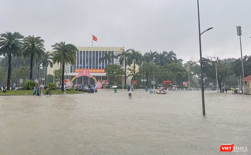 Các tuyến đường trên địa bàn TP Huế ngập sâu trong nước do mưa lớn kéo dài.