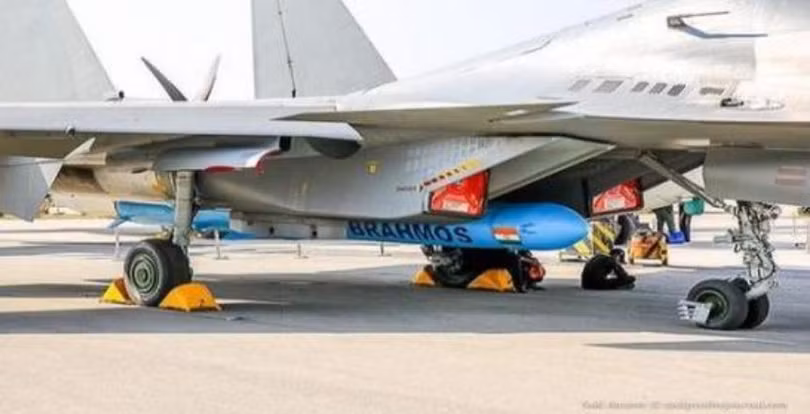 Tên lửa hành trình siêu âm BrahMos lắp cho máy bay chiến đấu Su-30MKI của Không quân Ấn Độ. Ảnh: Sina