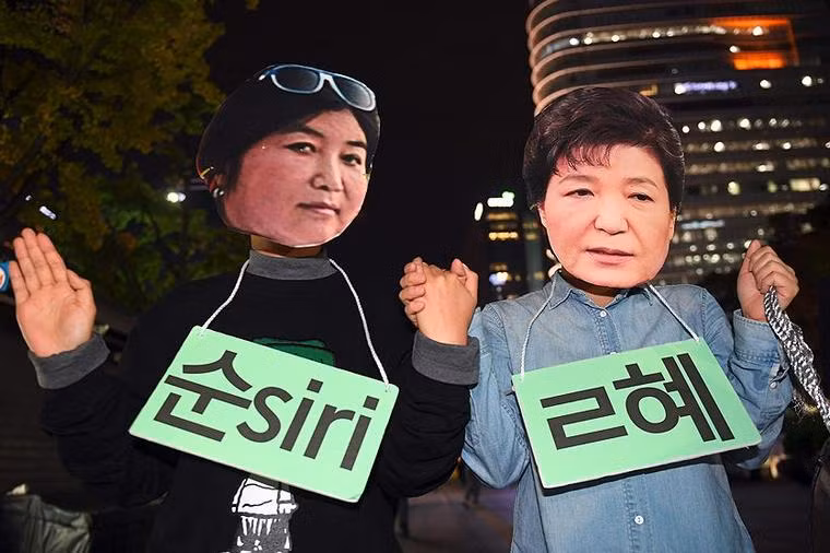 Ngày 27/10/2016, người dân Hàn Quốc tiến hành biểu tình quy mô lớn ở Seoul, họ đã hóa trang thành bà Park Geun-hye và người bạn thân Choi Soon-sil để lên án vụ bê bối. Ảnh: Cankao