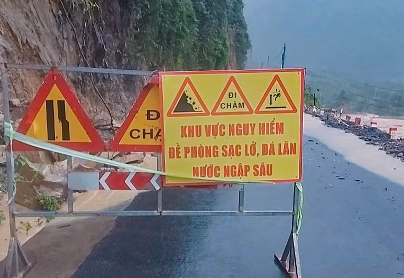Mưa lớn đèo La Ngà (Hoà Vang, Đà Nẵng) sạt lở nghiêm trọng (ảnh CTV)
