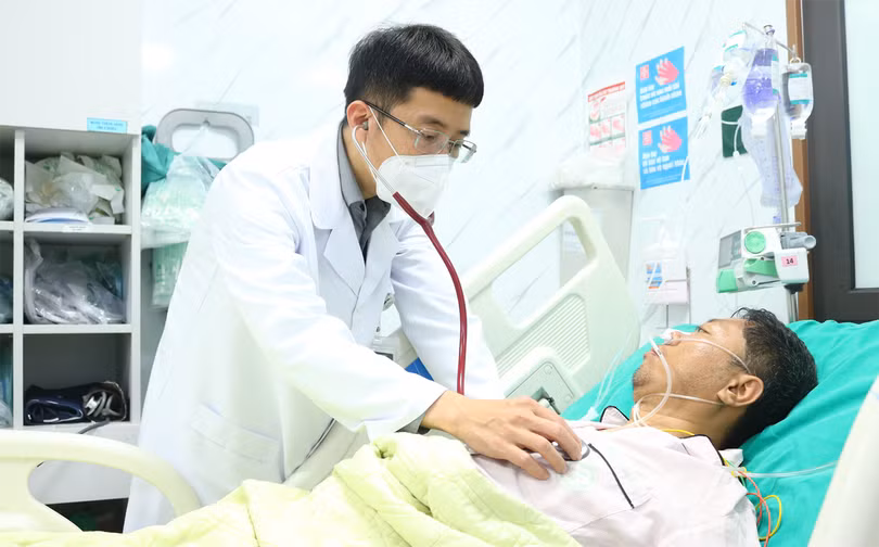 PGS.TS. Mai Duy Tôn - Giám đốc Trung tâm Đột quỵ, Bệnh viện Bạch Mai đang thăm khám cho bệnh nhân