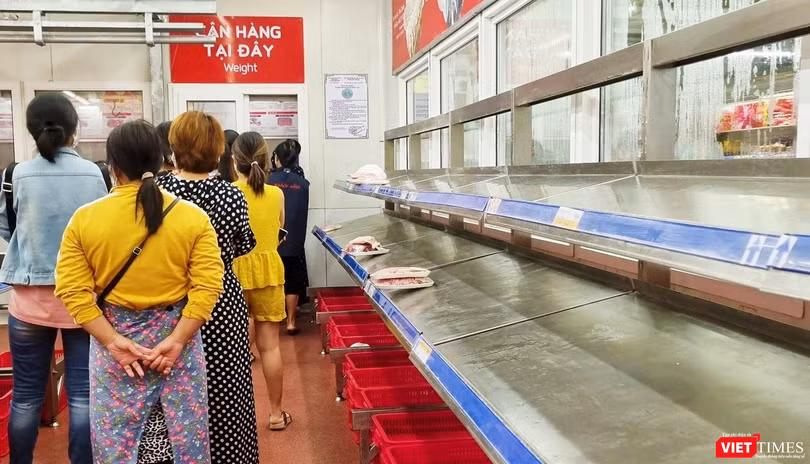 Người dân Đà Nẵng "vét sạch" quầy thịt cá tại siêu thị sau thông tin toàn TP có thể phong toả cứng 7 ngày