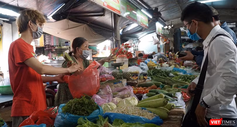 Người dân Đà Nẵng đi chợ trước khi toàn TP thực hiện phong toả tuyệt đối