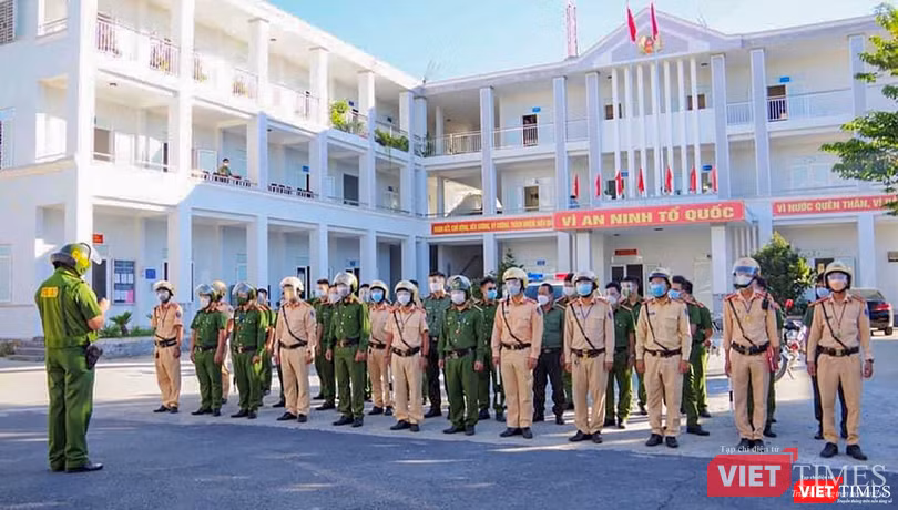 Lực lượng công an trước giờ ra quân kiểm soát việc thực hiện phong toả tuyệt đối toàn TP Đà Nẵng