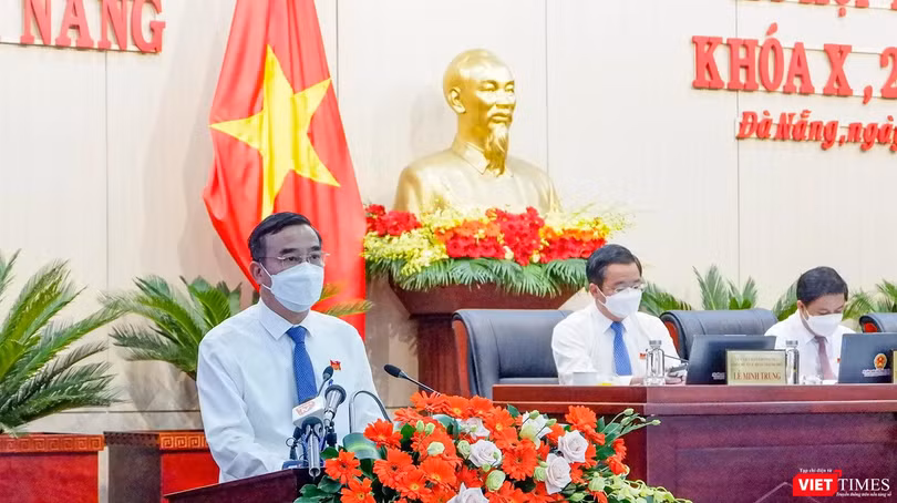Ông Lê Trung Chinh - Chủ tịch UBND TP Đà Nẵng phát biểu giải trình tại phiên làm việc cuối của kỳ họp thứ 2 HĐND TP Đà Nẵng khóa X, diễn ra chiều ngày 12/8