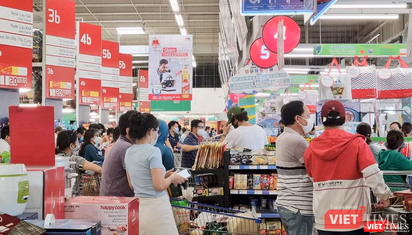 Người dân Đà Nẵng đổ xô đi mua hàng hoá thiết yếu tại các siêu thị trước khi có thông báo chính thức của UBND TP