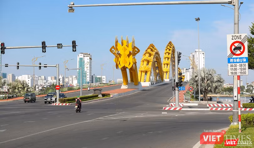 Cầu Rồng lúc 5h chiều ngày 10/8, lượng người qua lại thưa thớt