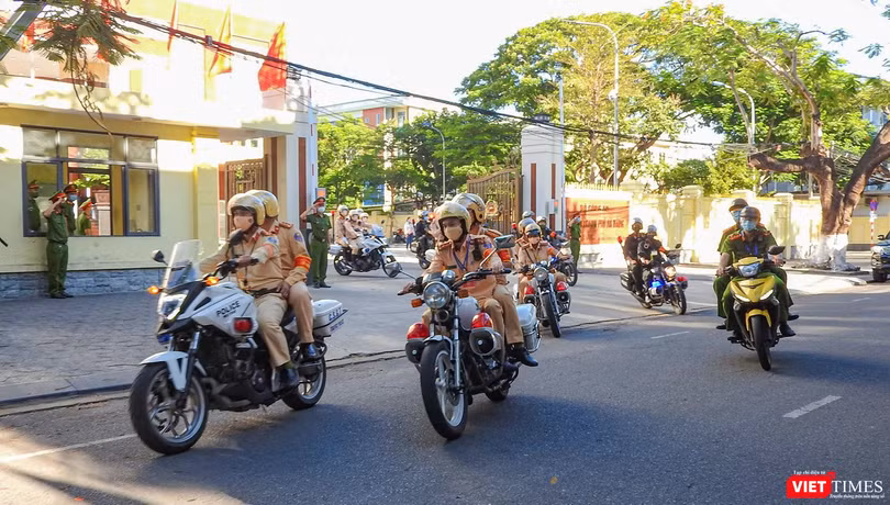 Lực lượng tuần tra kiểm soát Công an TP Đà Nẵng lên đường làm nhiệm vụ giám sát thuân thủ quy định cách ly tuyệt đối của người dân