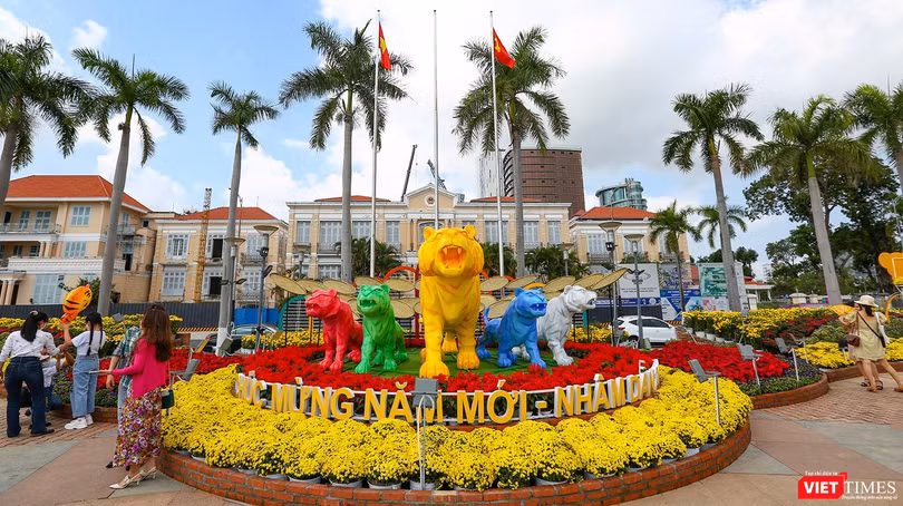 Phân đoạn "Truyền thuyết ngũ hổ," với đại cảnh "Hổ Ngũ hành" thể hiện 5 linh vật hổ của năm trên đường hoa Bạch Đằng (TP Đà Nẵng)