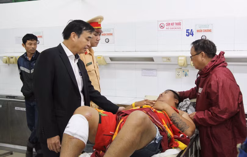 Ông Lê Trung Chinh - Chủ tịch UBND TP Đà Nẵng - thăm hỏi, động viên các nạn nhân đang điều trị tại bệnh viện