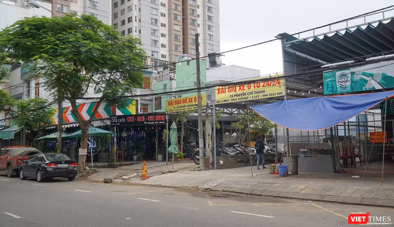 Lô đất 13-15 Nguyễn Chí Thanh có diện tích 851m2, được Đà Nẵng giao cho Công ty CP Đâu tư phát triển nhà Đà Nẵng thực hiện dự án xây dựng nhà chung cư từ năm 2010, nhưng hiện tại làm bãi đỗ xe và bán hàng ăn